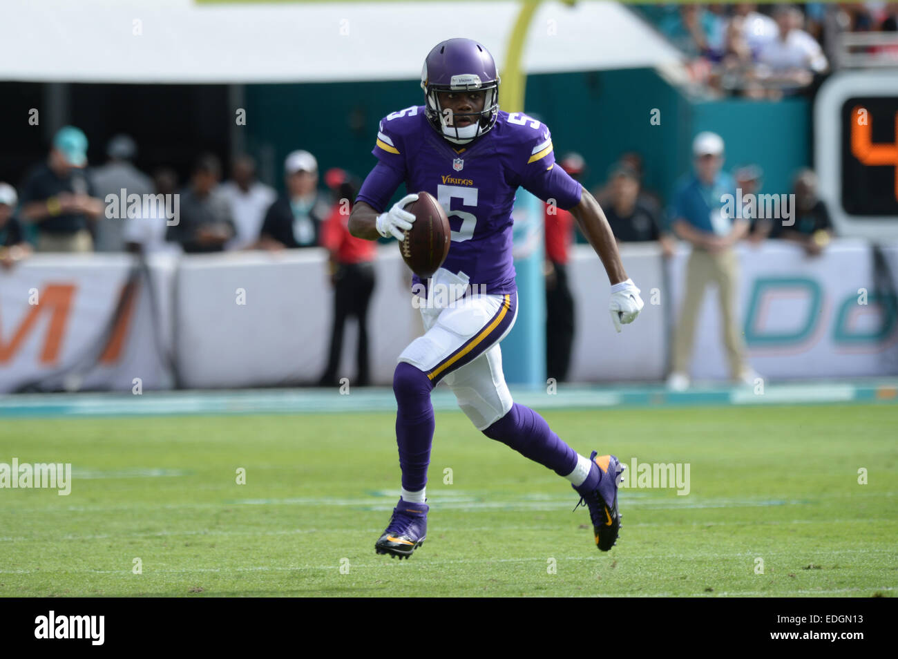 Jardins de Miami en Floride, USA. Dec 21, 2014. Teddy Bridgewater # 5 du Minnesota brouille au cours de la NFL football match entre les dauphins de Miami et du Minnesota Vikings au Sun Life Stadium de Miami Gardens FL. © csm/Alamy Live News Banque D'Images