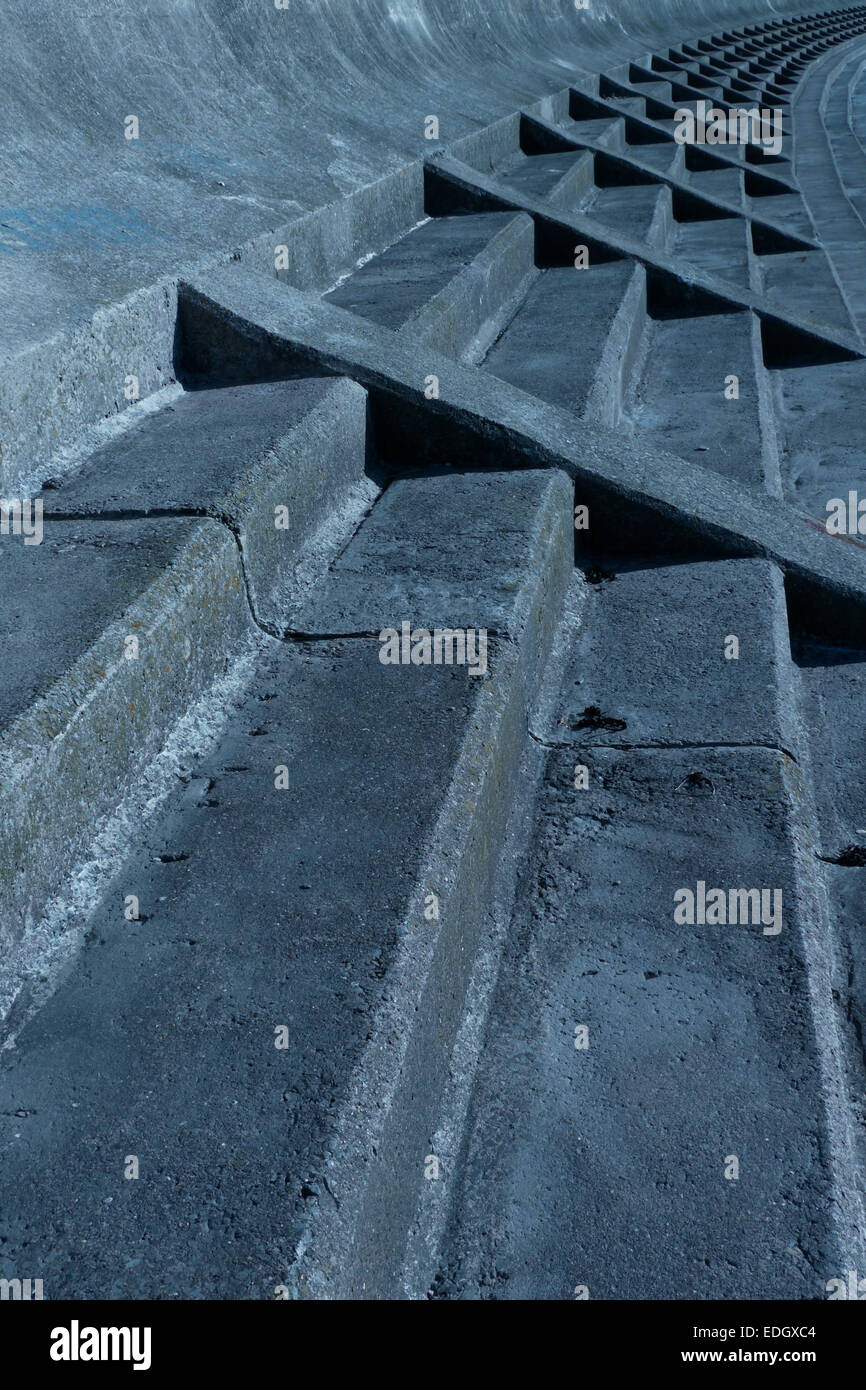 Motifs géométriques formés par des défenses contre les inondations sur les rives du fleuve Severn près de Bristol, Royaume-Uni. Banque D'Images