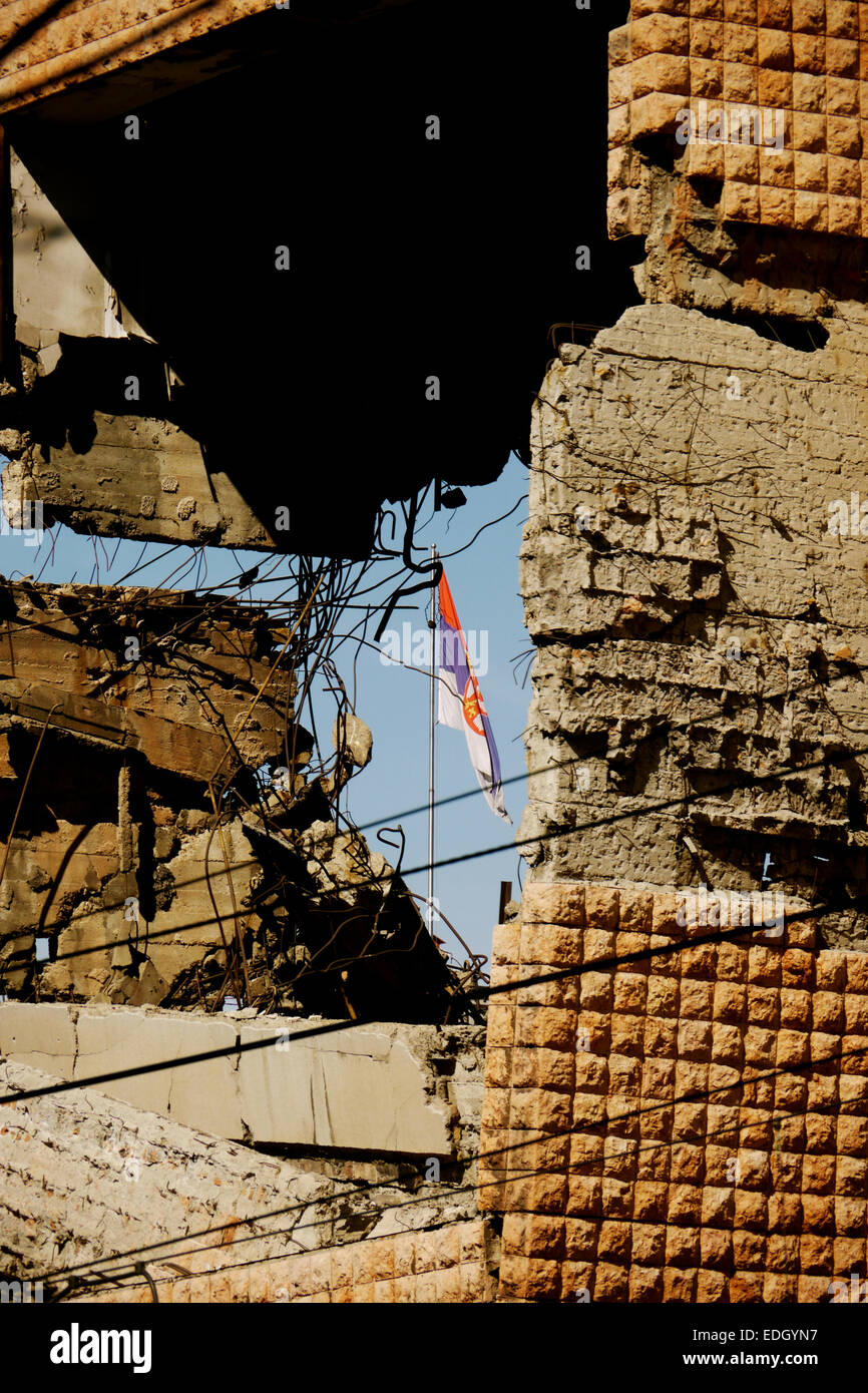 Le drapeau serbe vu à travers un bâtiment en ruine à Belgrade détruit par les bombardements de l'OTAN. David 2009 Banque D'Images