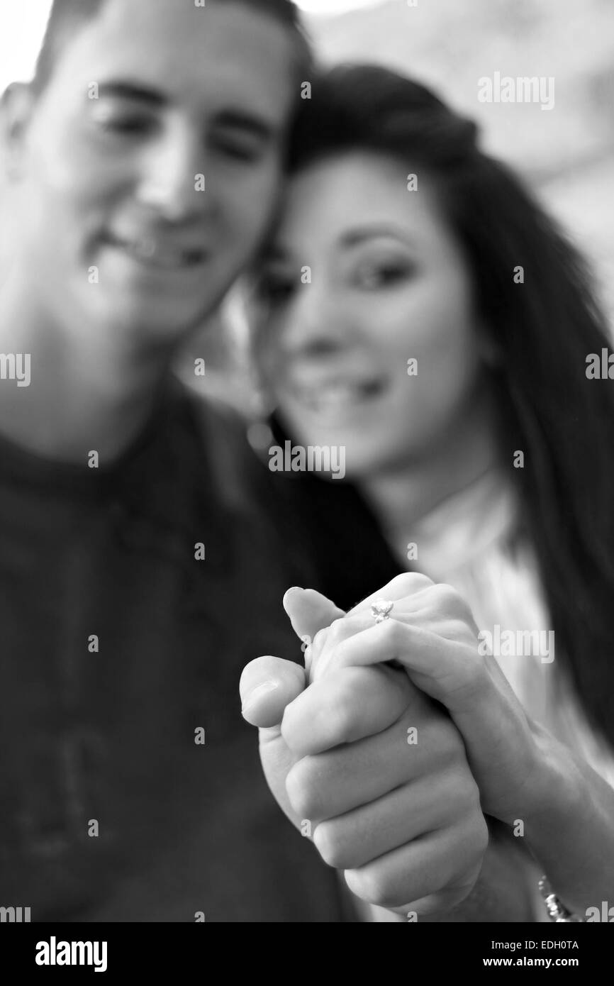 Couple avec bague de fiançailles en diamants Banque D'Images