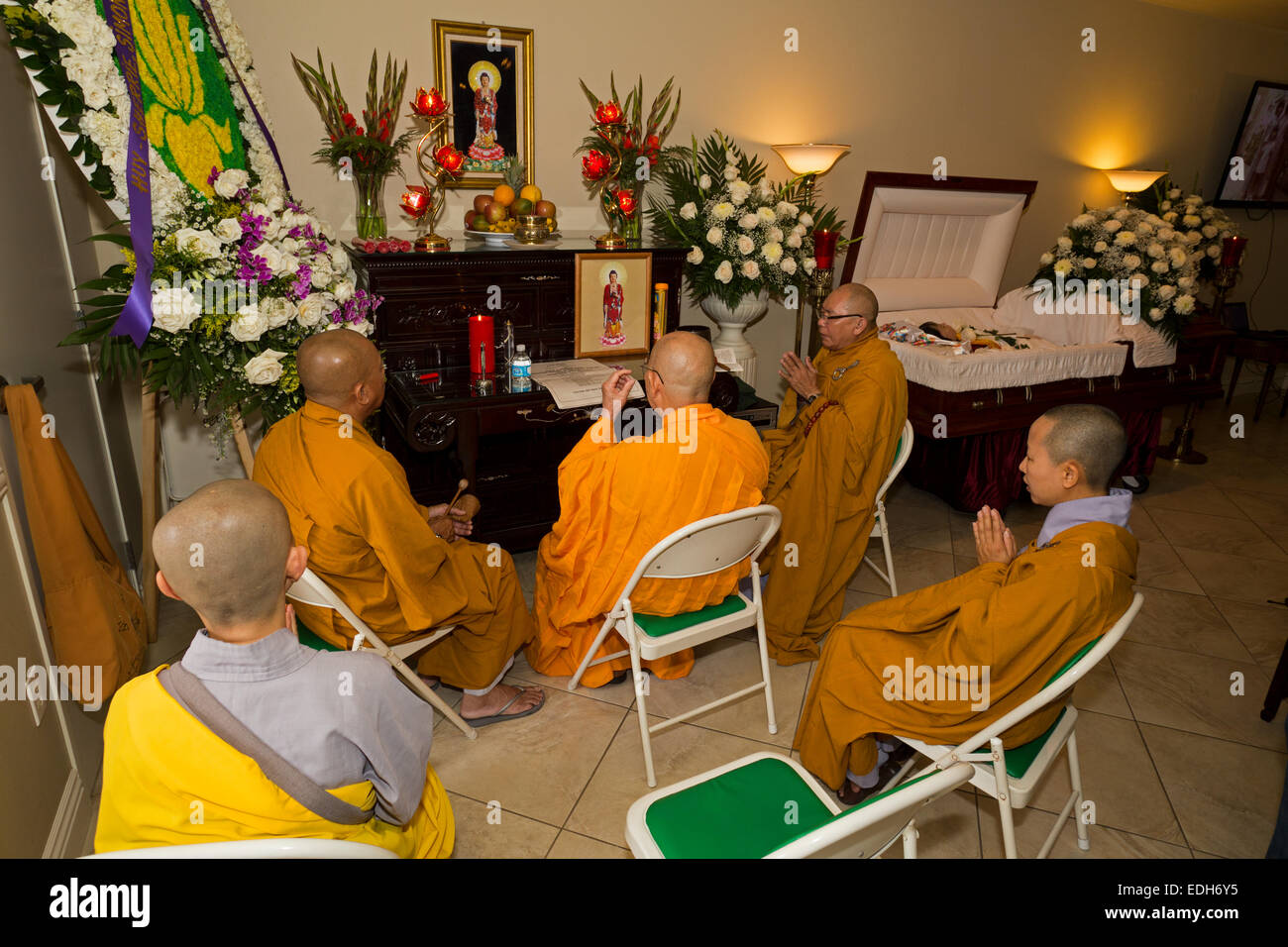 Les moines bouddhistes, deuil, priant, Vietnamien, funérailles service commémoratif, Little Saigon, ville de Westminster, Californie Banque D'Images