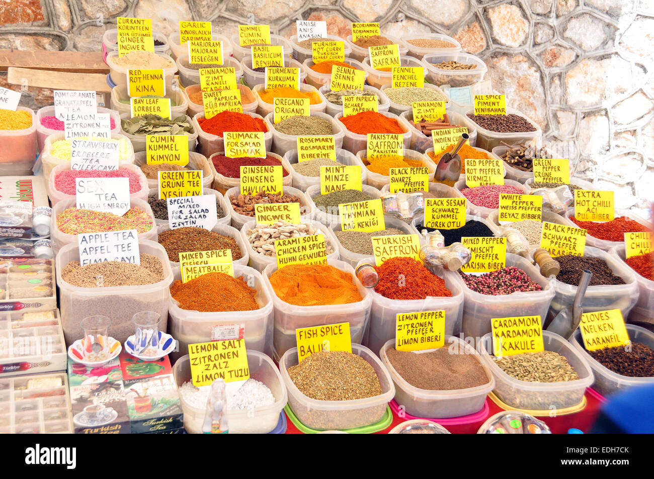 Échoppe de marché à Içmeler's marché hebdomadaire coloré de vente d'herbes et d'épices, la Turquie. Banque D'Images