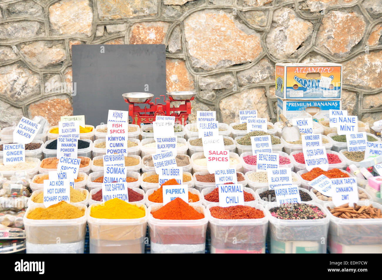 Échoppe de marché à Içmeler's marché hebdomadaire coloré de vente d'herbes et d'épices, la Turquie. Banque D'Images