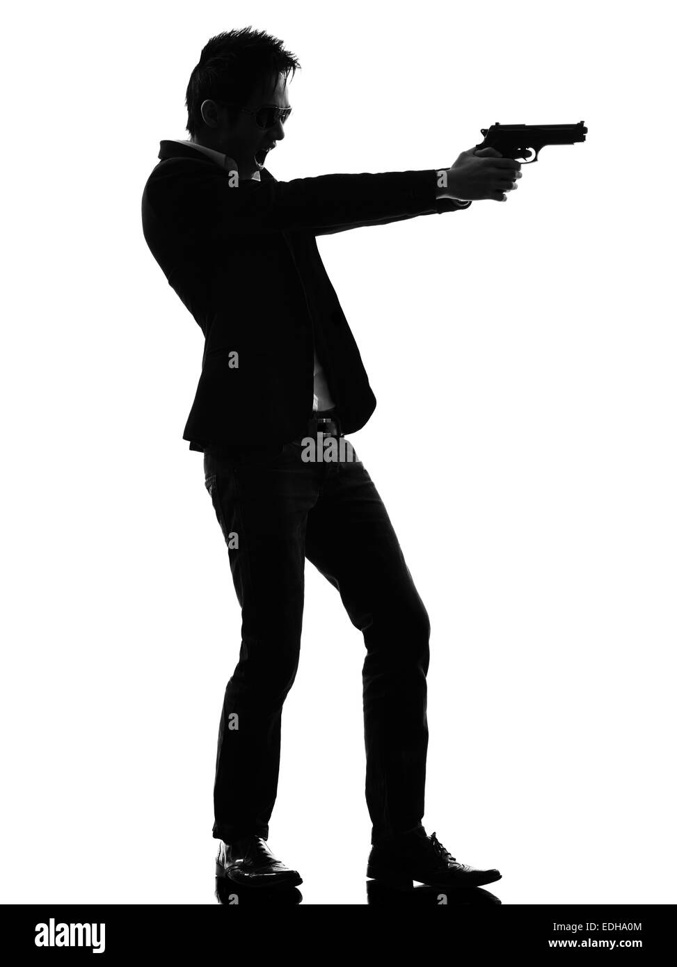 Un homme armé d'Asie en silhouette tueur isolé sur fond blanc Banque D'Images