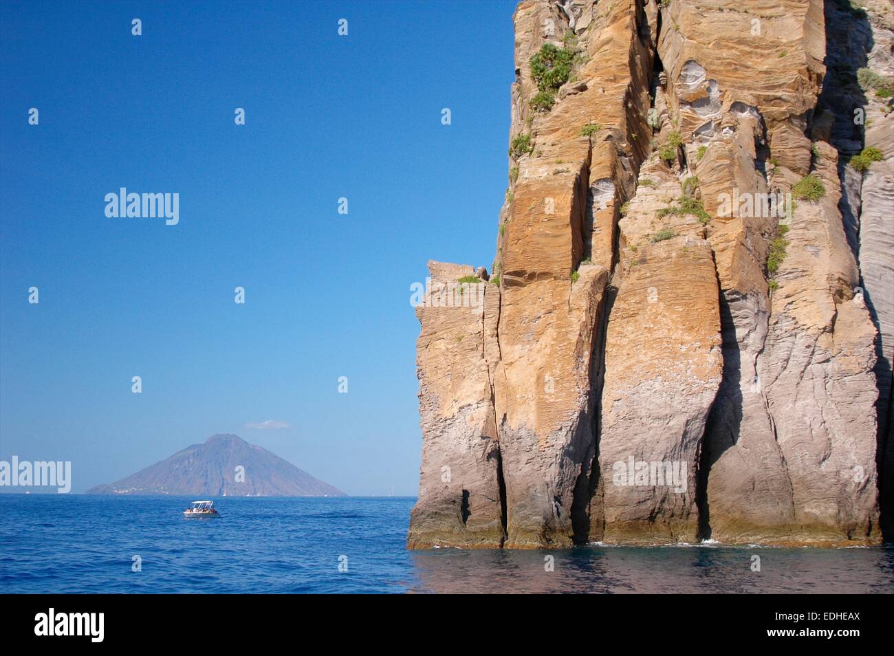 Isola di Basiluzzo avec arrière-plan de l'Île Stromboli, iles eoliennes. Banque D'Images