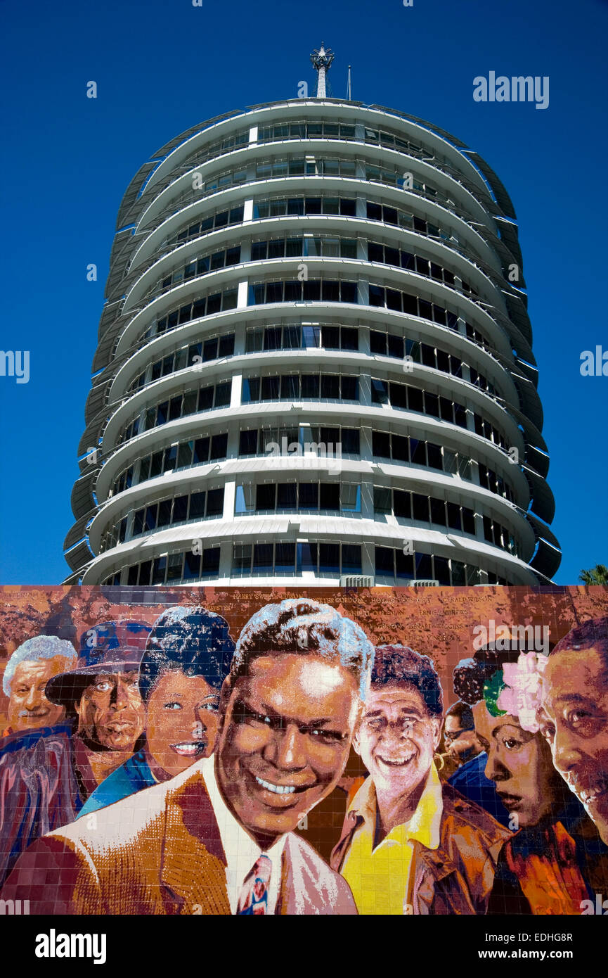 Capitol building Record et d'une grande murale artistes d'enregistrement à Hollywood, Californie Banque D'Images