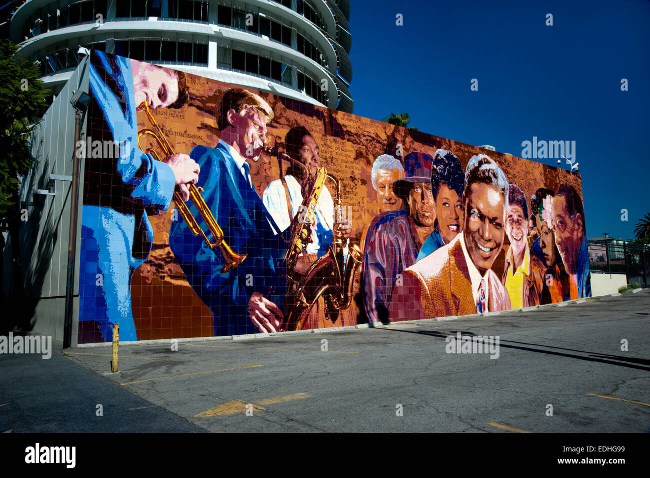 Capitol Records building extérieur mural musiciens sur Vine Street à Hollywood Banque D'Images
