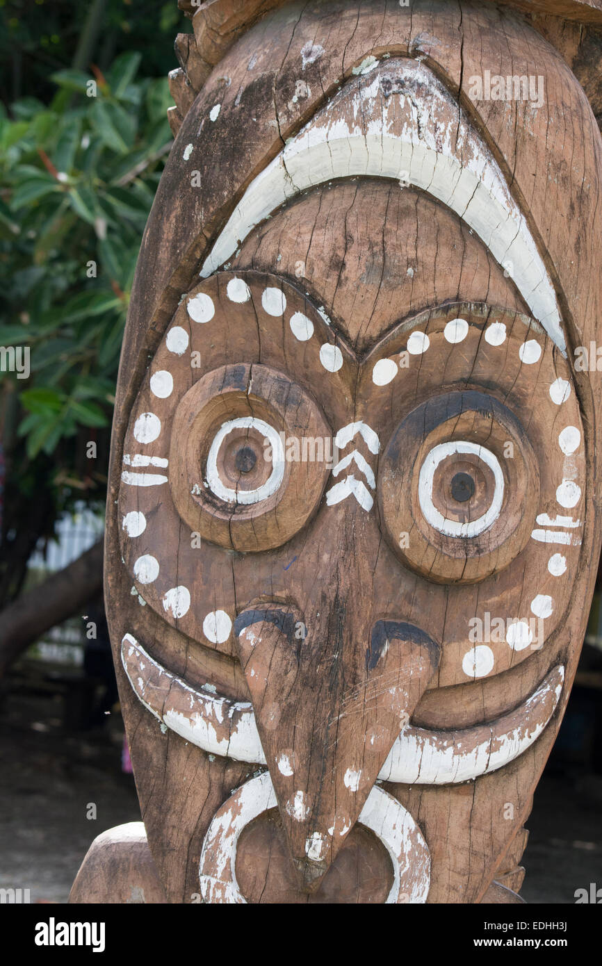 La Mélanésie, Îles Salomon, l'île de Guadalcanal, capitale de Honiara. Détail de la sculpture sur bois traditionnelle masque. Banque D'Images
