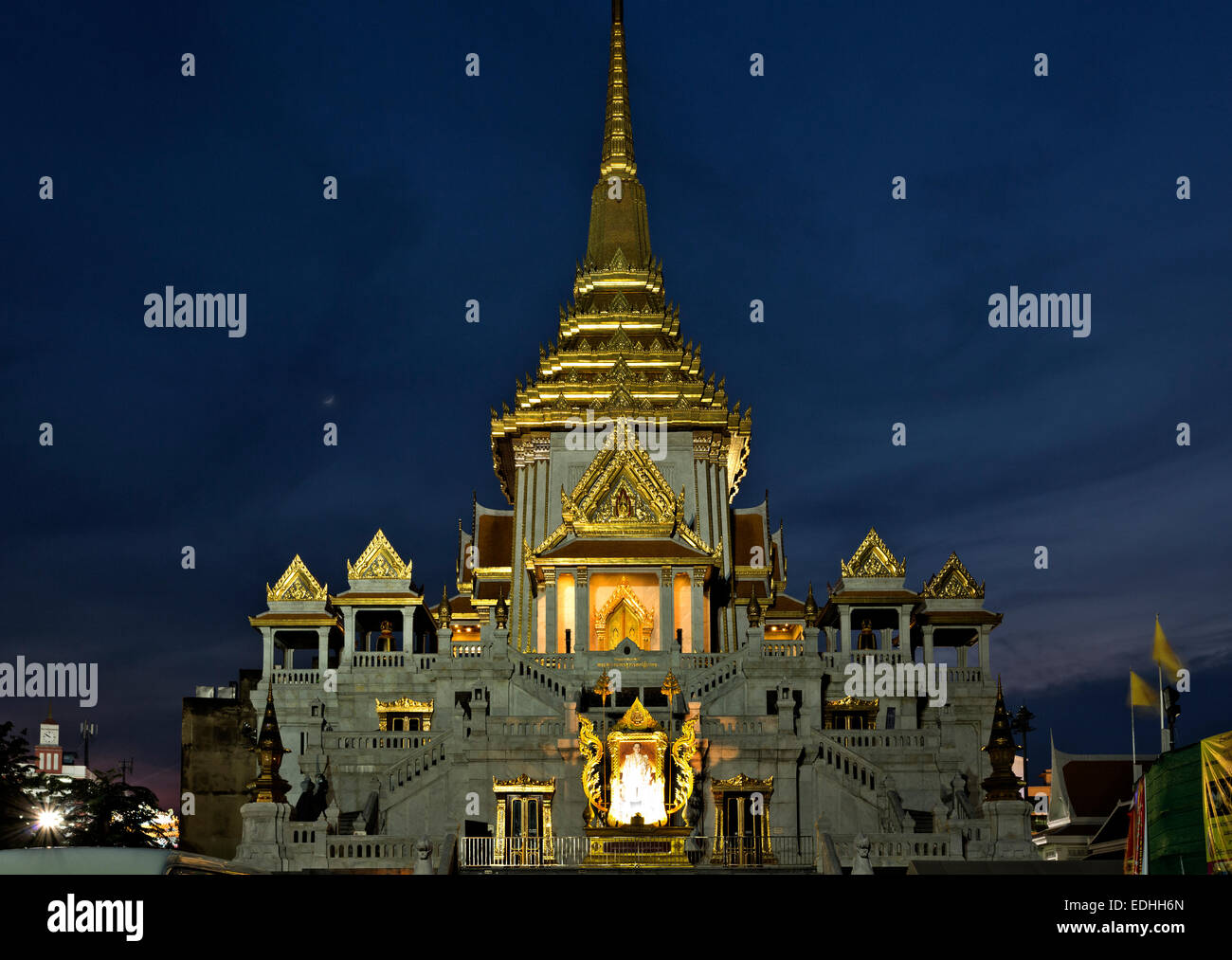 Thaïlande - Light illuminez Wat Traimit, accueil du Bouddha en or , après le coucher du soleil dans la ville de la Chine l'article de Bangkok. Banque D'Images
