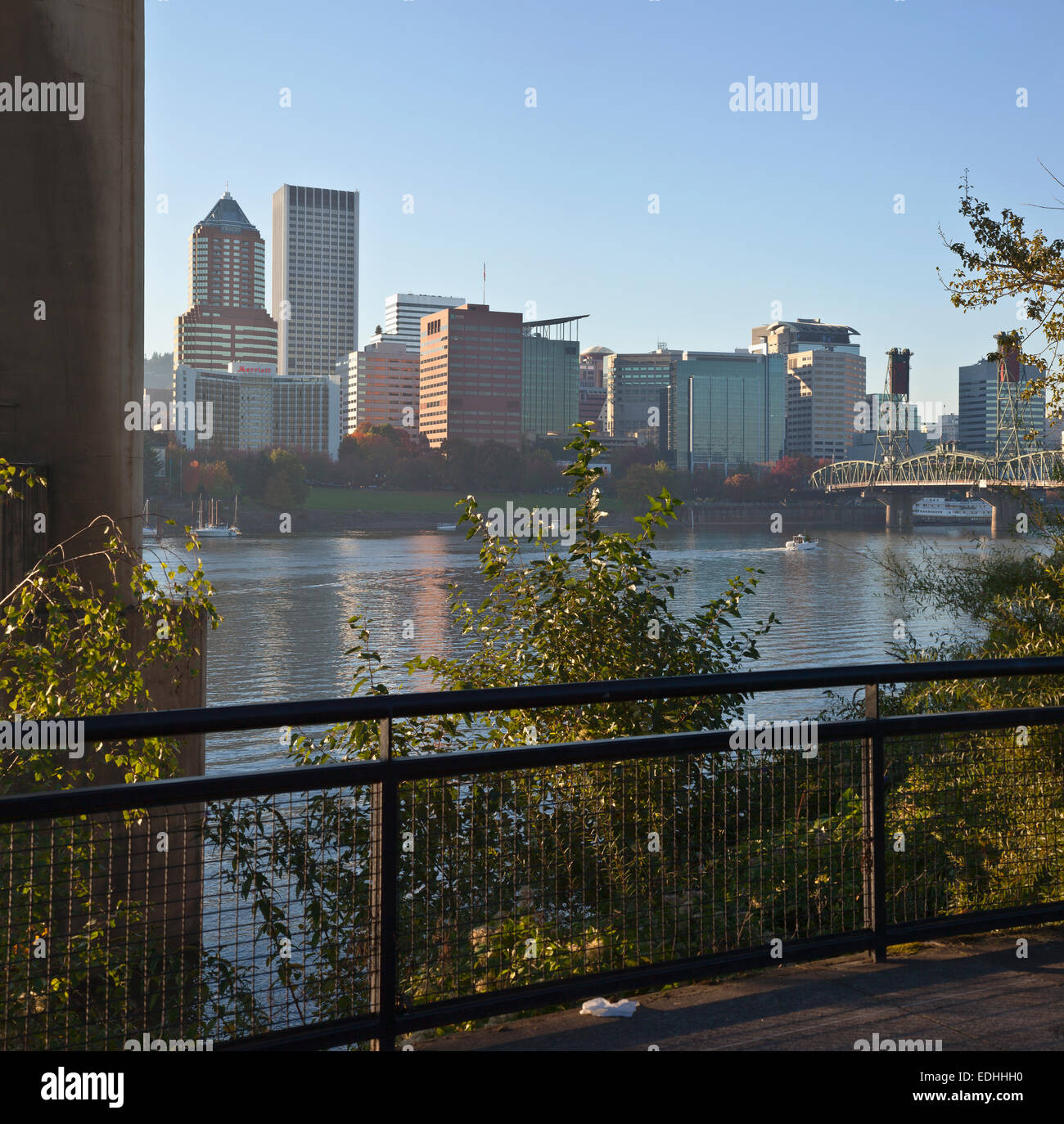 Portland Oregon skyline rivière et clôture. Banque D'Images