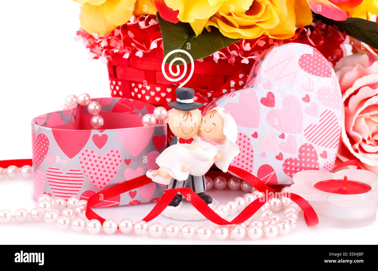 Roses colorées, mariée et le fiancé et gift photo. Banque D'Images