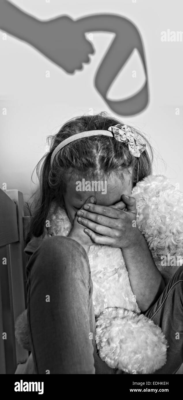Les enfants effrayés blottis Banque D'Images