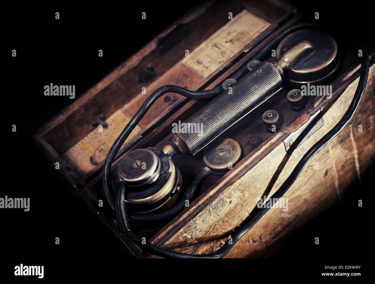 Vintage militaire de la DEUXIÈME GUERRE MONDIALE, par téléphone, aux tons vintage photo avec effet de filtre Banque D'Images