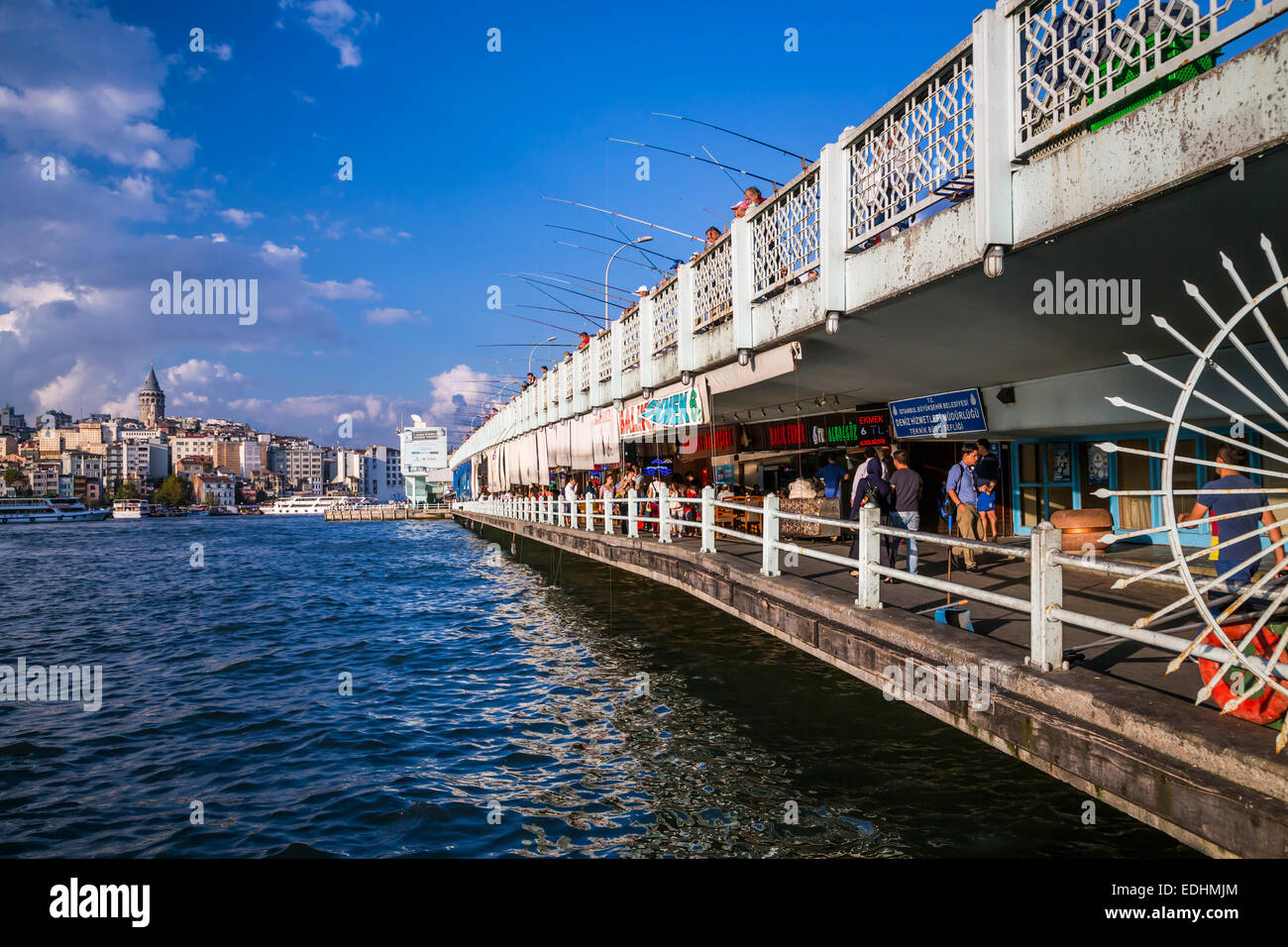 Le pont de Galata avec restaurants de poisson avec vue sur la Corne d'or à Istanbul, Turquie, en Eurasie. Banque D'Images