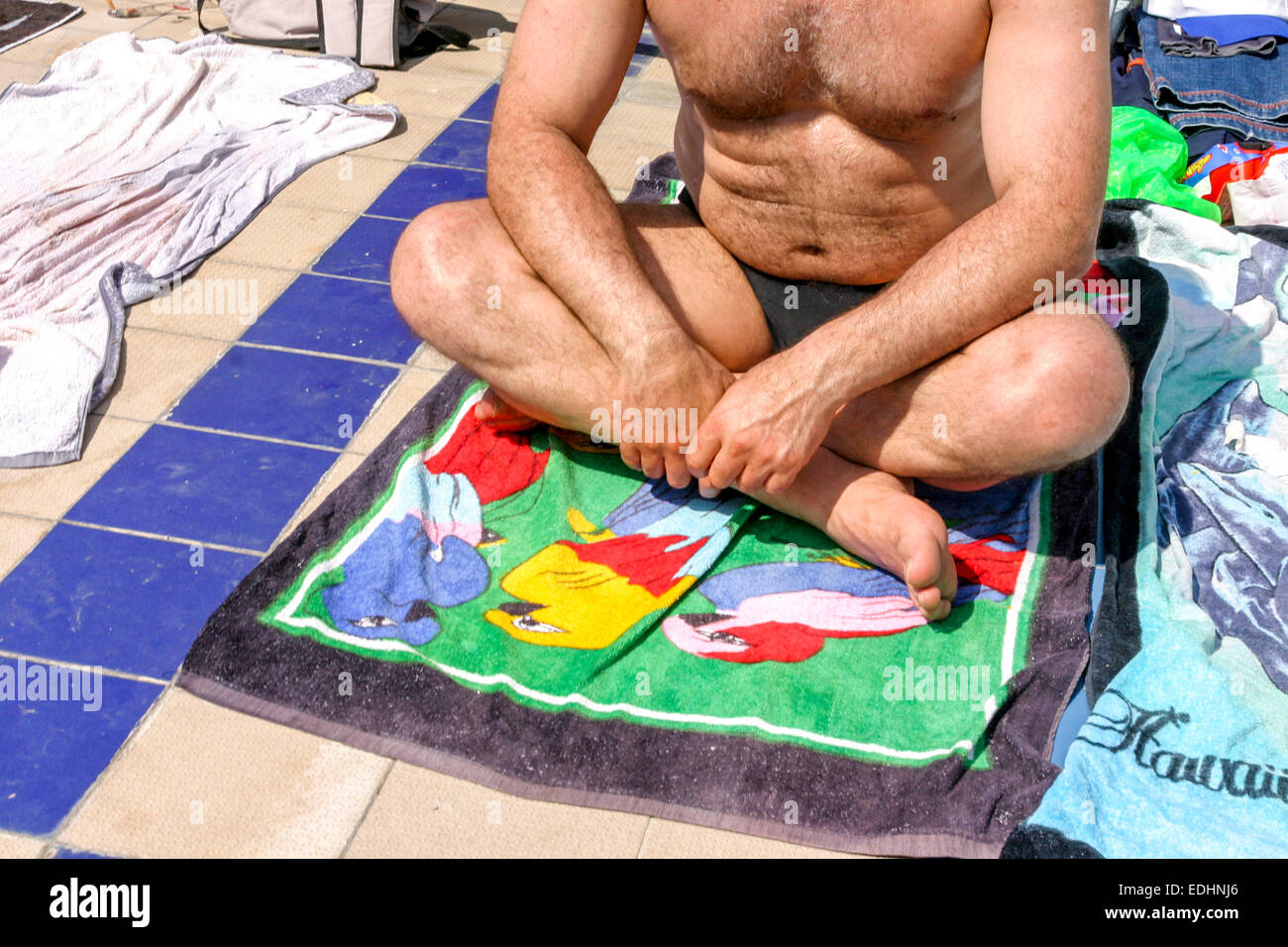 Bains de soleil à la piscine bains de soleil de chaleur d'été Banque D'Images