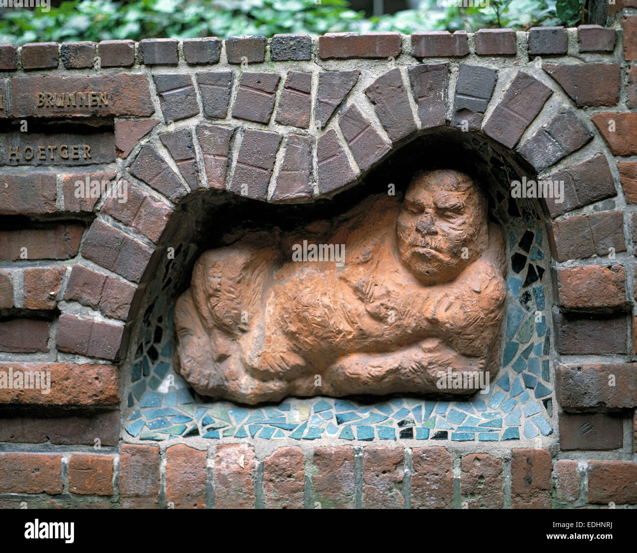 Suis-Sieben-Faulen Skulptur Brunnen vor dem Haus der Sieben Faulen dans der Boettcherstrasse von Freie Hansestadt Bremen, Brême Banque D'Images