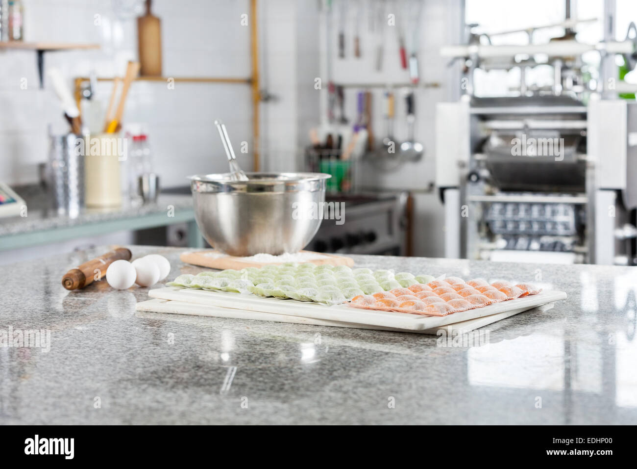 Raviolis crus à pâtes de comptoir cuisine commerciale Banque D'Images