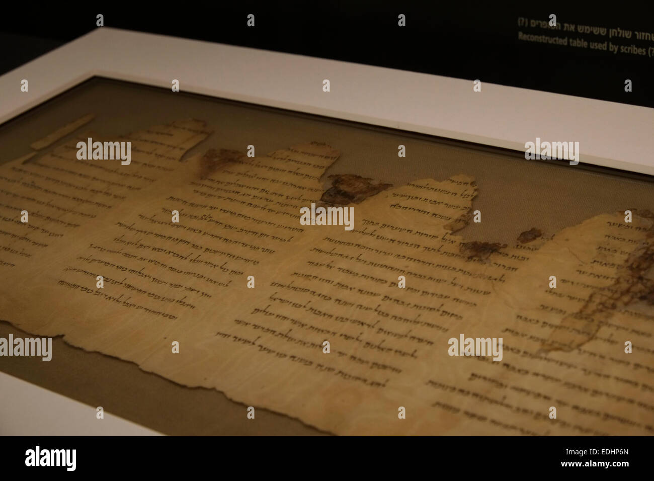 Ancien manuscrit de la Mer Morte affiché dans le 'Shrine du livre' ou 'Hechal Hasefer' une aile du musée d'Israël dans le quartier de Givat Ram de Jérusalem, Israël, les maisons de la Mer Morte, découverts en 1947-56 dans 11 grottes dans et autour de l'Oued Qumrân. Banque D'Images
