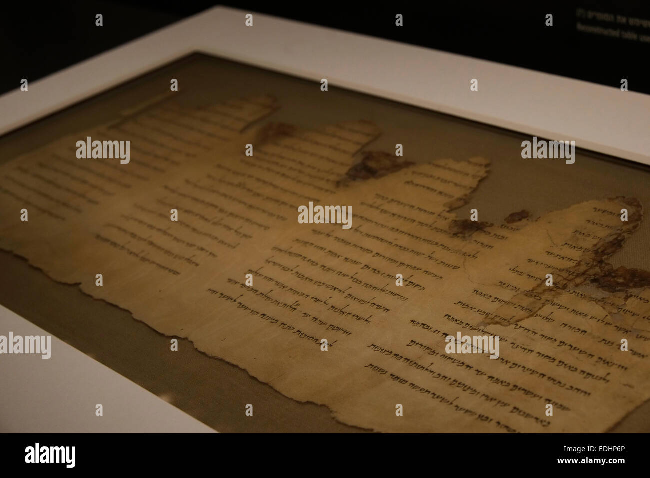 Ancien manuscrit de la Mer Morte affiché dans le 'Shrine du livre' ou 'Hechal Hasefer' une aile du musée d'Israël dans le quartier de Givat Ram de Jérusalem, Israël, qui abrite les manuscrits de la Mer Morte, découverts en 1947-56 dans 11 grottes dans et autour de l'Oued Qumrân. Banque D'Images