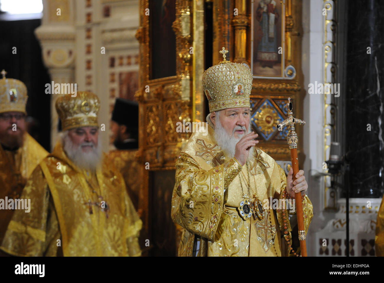 Moscou, Russie. 07Th Jan, 2015. Le patriarche orthodoxe russe Kirill (C) dirige le service de Noël orthodoxe à la cathédrale du Christ-Sauveur de Moscou, capitale de la Russie, le 7 janvier 2015. Les chrétiens orthodoxes célèbrent Noël le 7 janvier, en conformité avec le calendrier julien.(Photo Xinhua/Dai Tianfang)(l'azp) Credit : Xinhua/Alamy Live News Banque D'Images