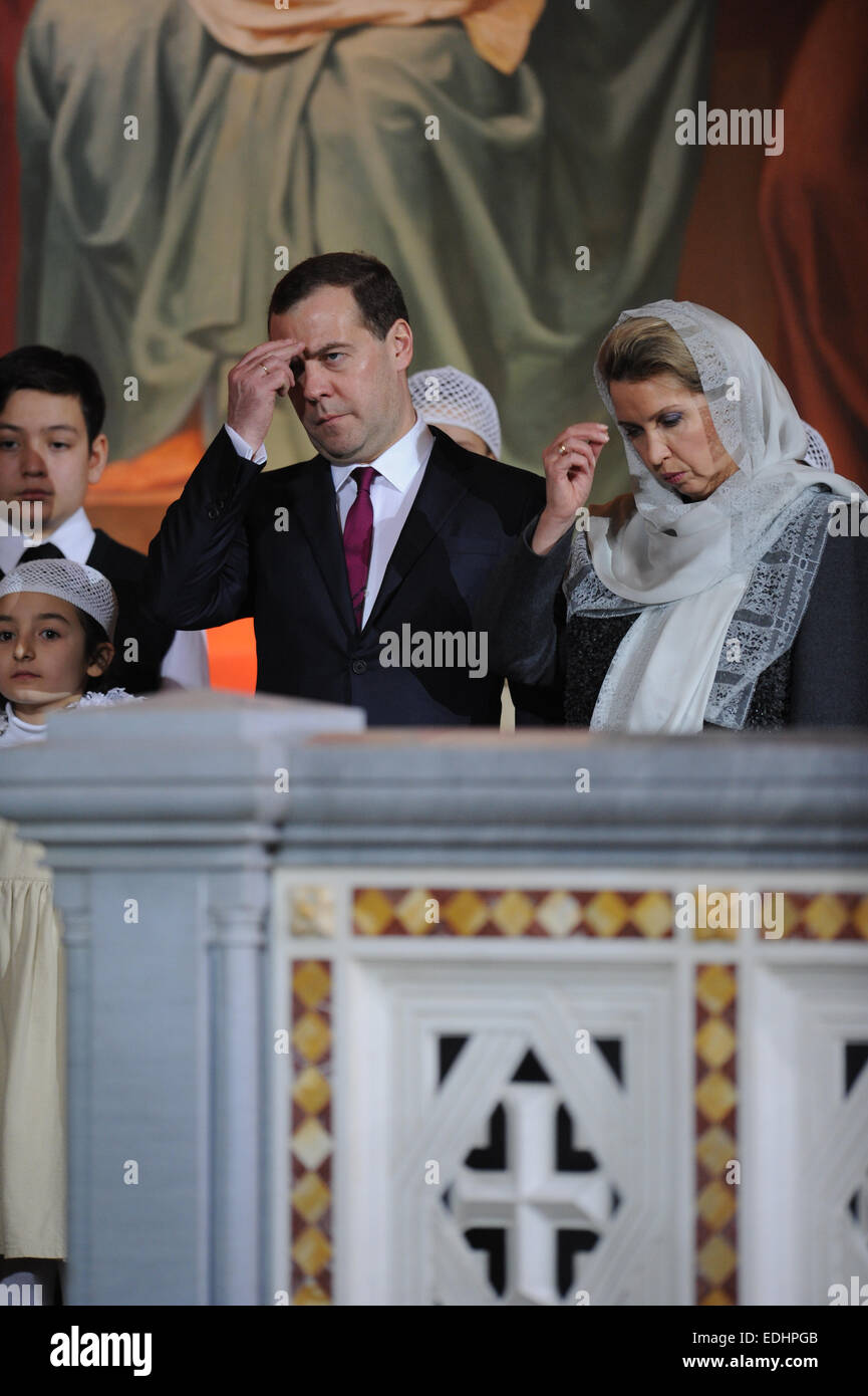 Moscou, Russie. 07Th Jan, 2015. Le Premier ministre russe Dmitri Medvedev et son épouse Svetlana se croisent au cours de la Noël orthodoxe, le service à la Cathédrale du Christ Sauveur à Moscou, Russie, le 7 janvier 2015. Les chrétiens orthodoxes célèbrent Noël le 7 janvier, en conformité avec le calendrier julien. Source : Xinhua/Alamy Live News Banque D'Images