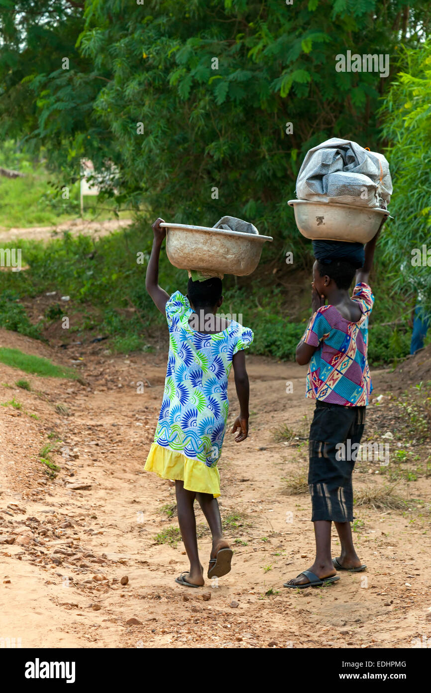 Ambulants transportant des marchandises sur leur tête, le Ghana rural, Afrique Banque D'Images
