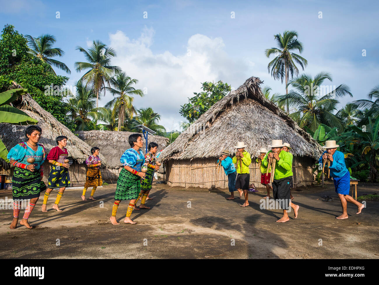 Une danse de bienvenue par la tribu Kuna locales, Armila, Darien, Panama Banque D'Images