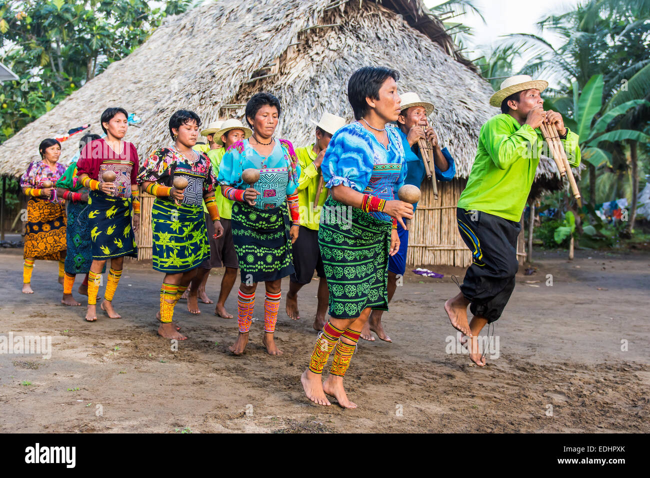 Une danse de bienvenue par la tribu Kuna locales, Armila, Darien, Panama Banque D'Images