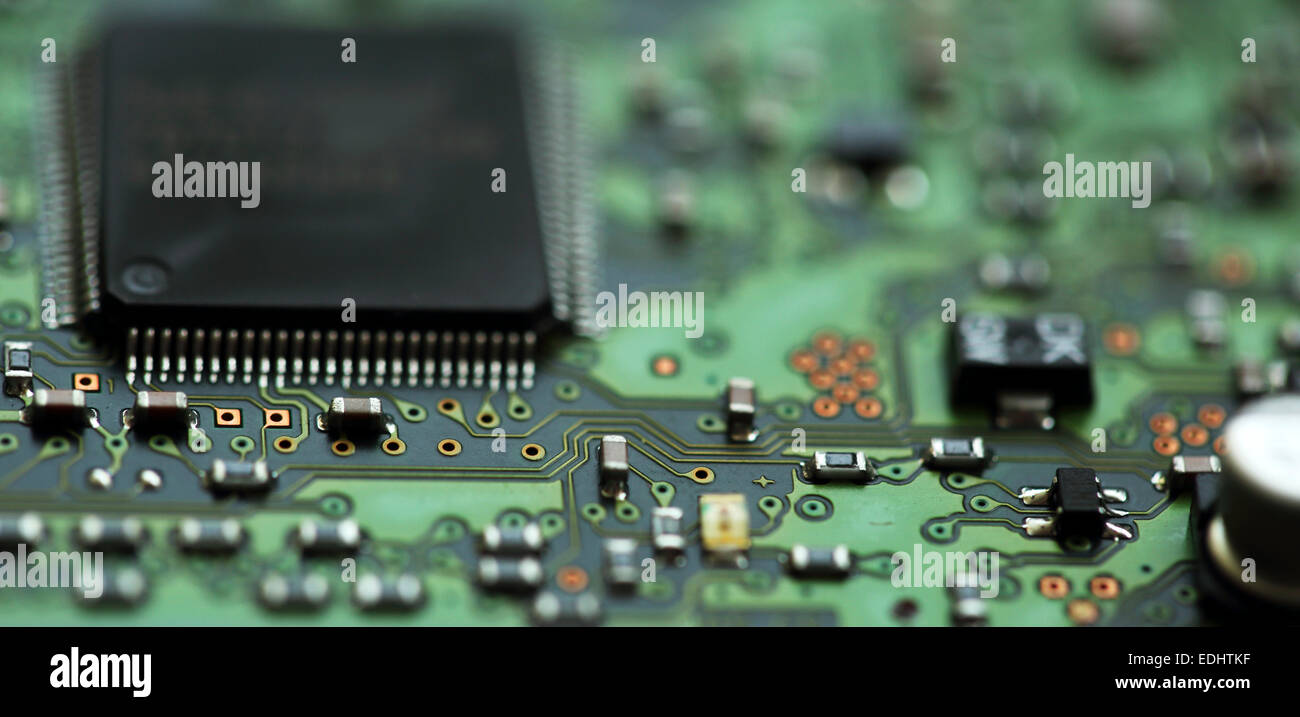 Les micro-circuits. à partir d'un ordinateur. Le circuit intégré a puces électroniques.. Banque D'Images