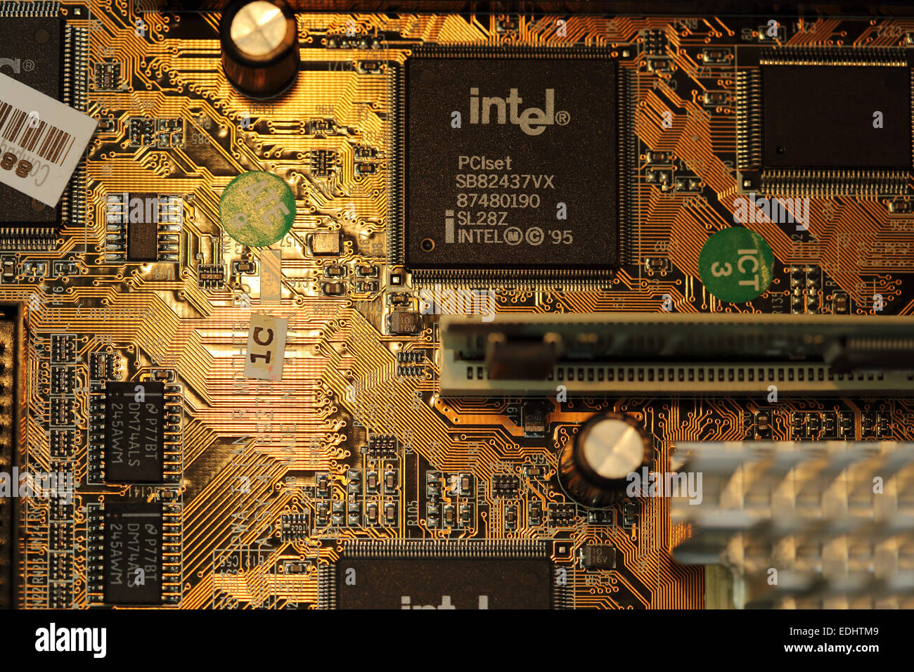 Un circuit imprimé avec des puces électroniques. Le circuit intégré vient d'un ordinateur. Banque D'Images