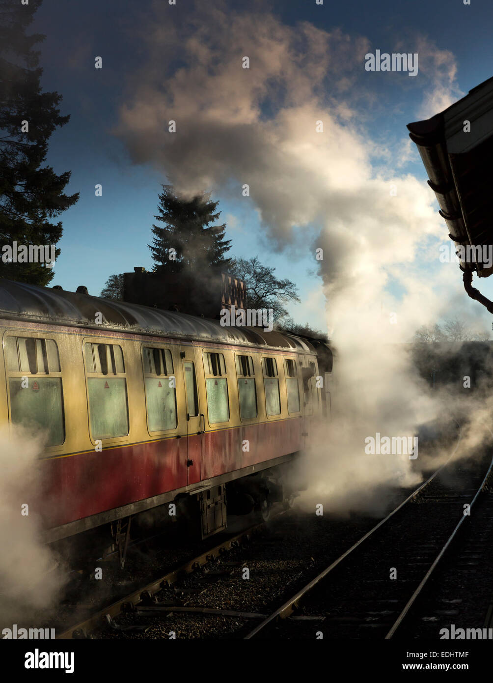 Un train à vapeur à Goathland Station en milieu de l'hiver, le North Yorkshire Moors Railway, North Yorkshire, Angleterre. Banque D'Images