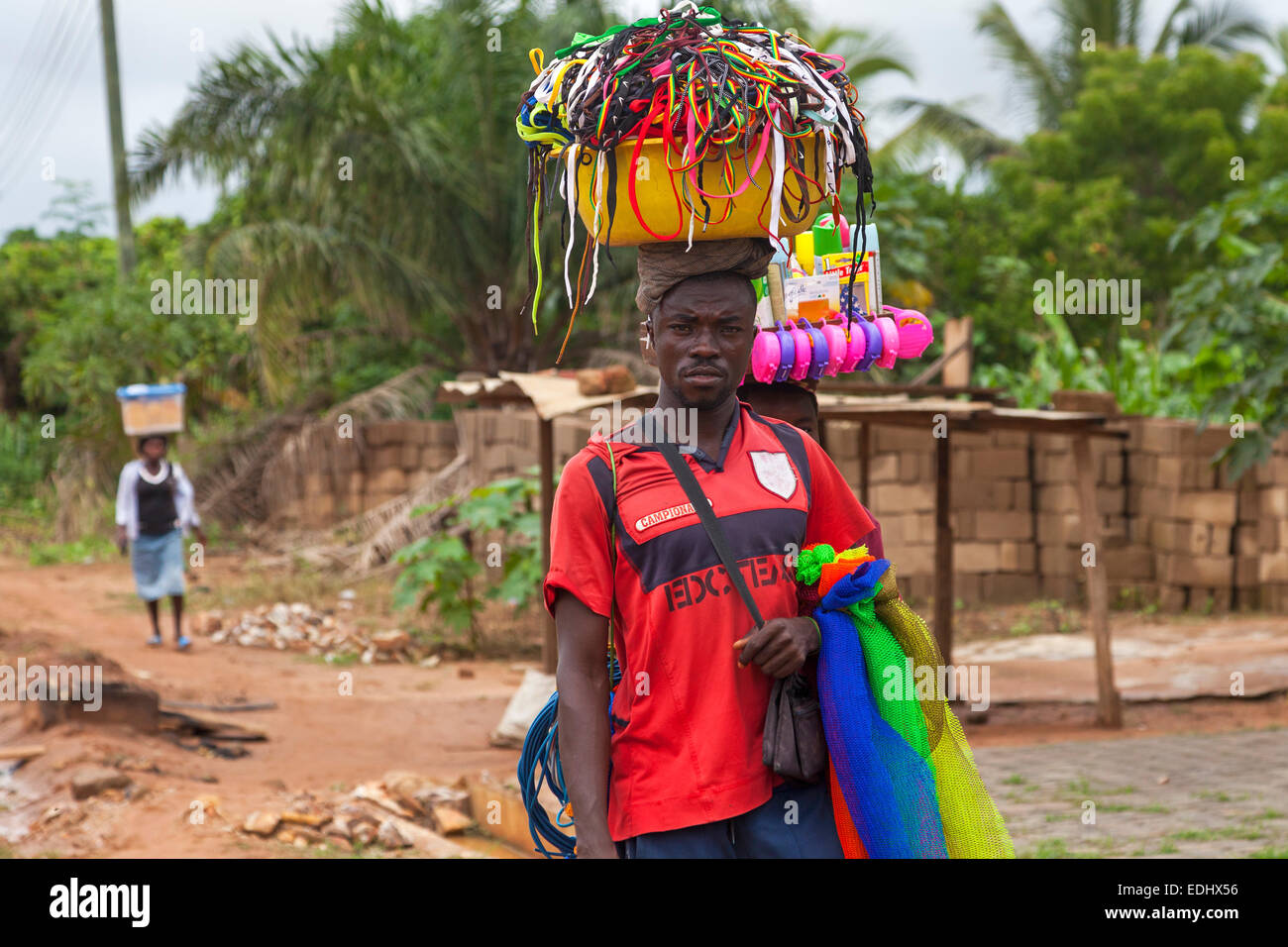 Vendeur transportant des marchandises sur la tête, Accra, Ghana, Afrique Banque D'Images