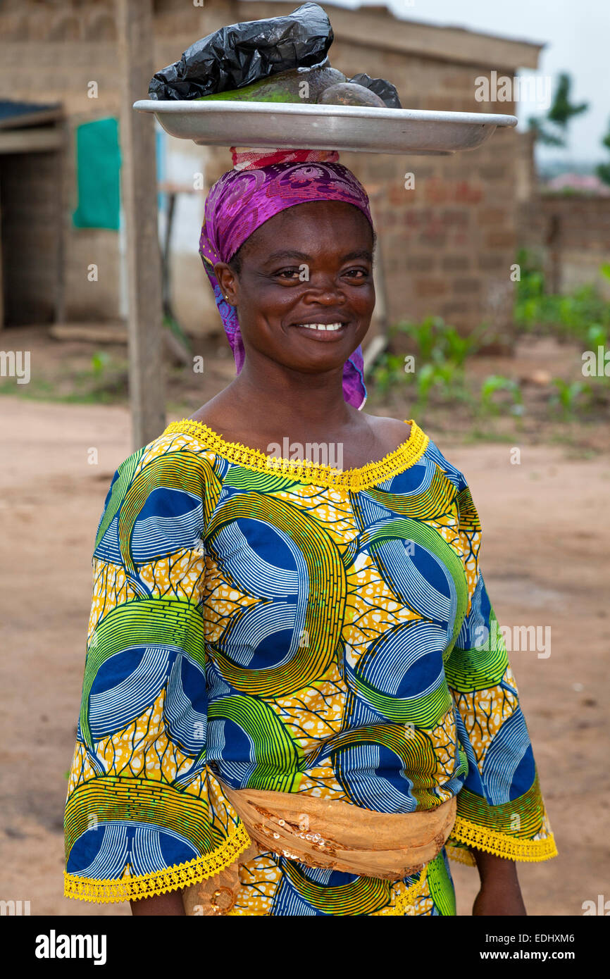 Vendeur transportant des marchandises sur la tête, Accra, Ghana, Afrique Banque D'Images