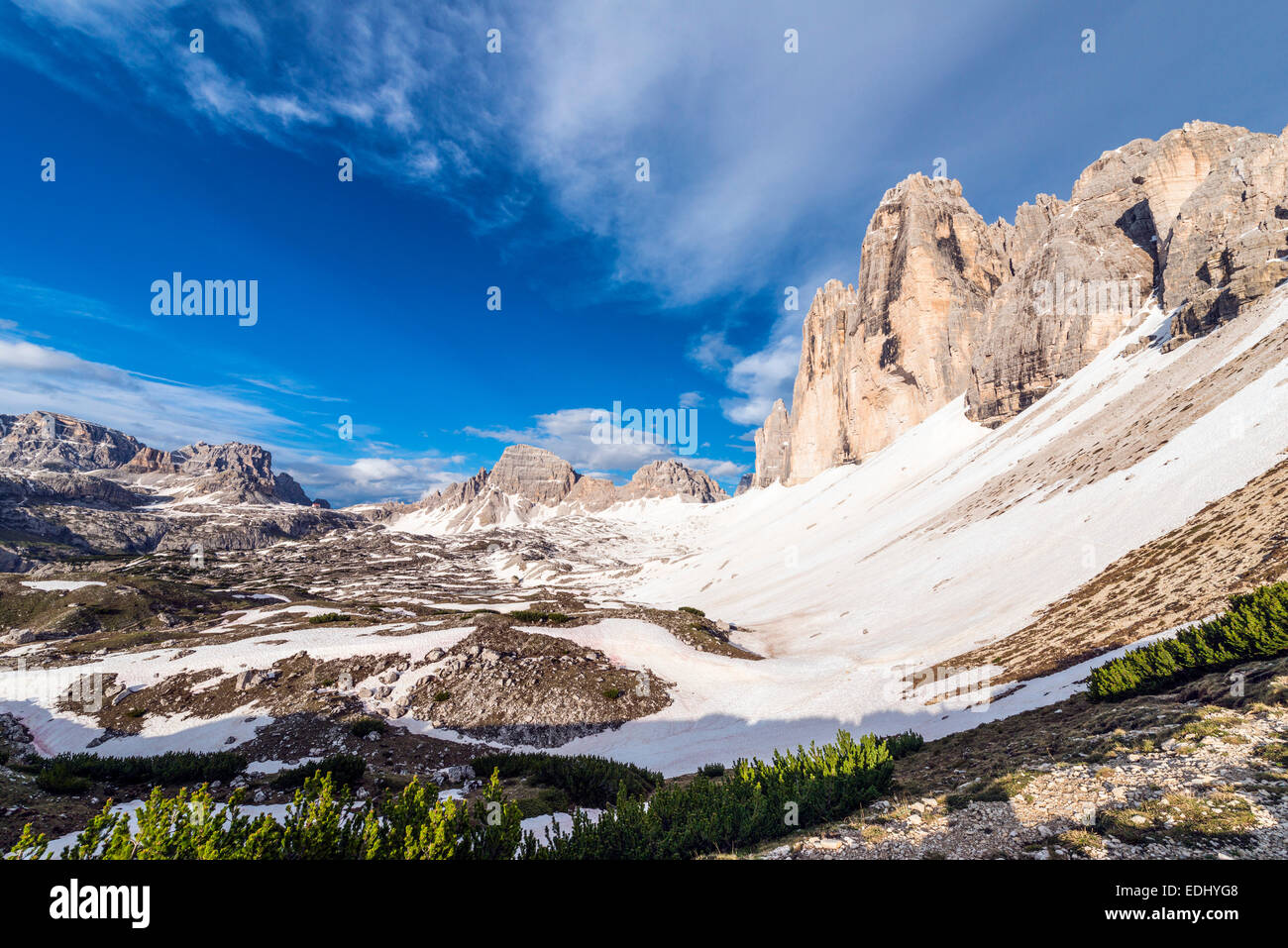 Tre Cime di Lavaredo ou Drei Zinnen, vue depuis le col de montagne Col de Medo, Sexten Dolomites, Dolomites de Sesto, le Tyrol du Sud, Italie Banque D'Images