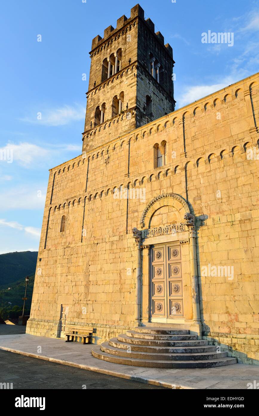 La cathédrale romane de San Cristoforo, Barga, la Garfagnana, Province de Lucca, Toscane, Italie Banque D'Images