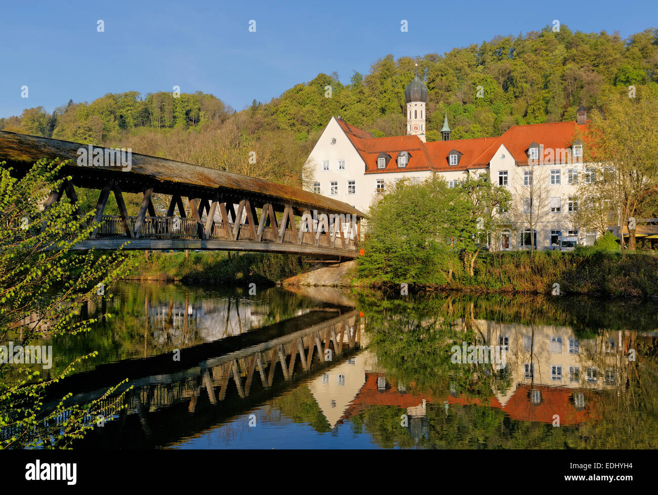 Sebastiani-Steg pont au-dessus de la rivière Loisach avec mairie et église de Saint Andrew, Wolfratshausen, Haute-Bavière, Bavière Banque D'Images