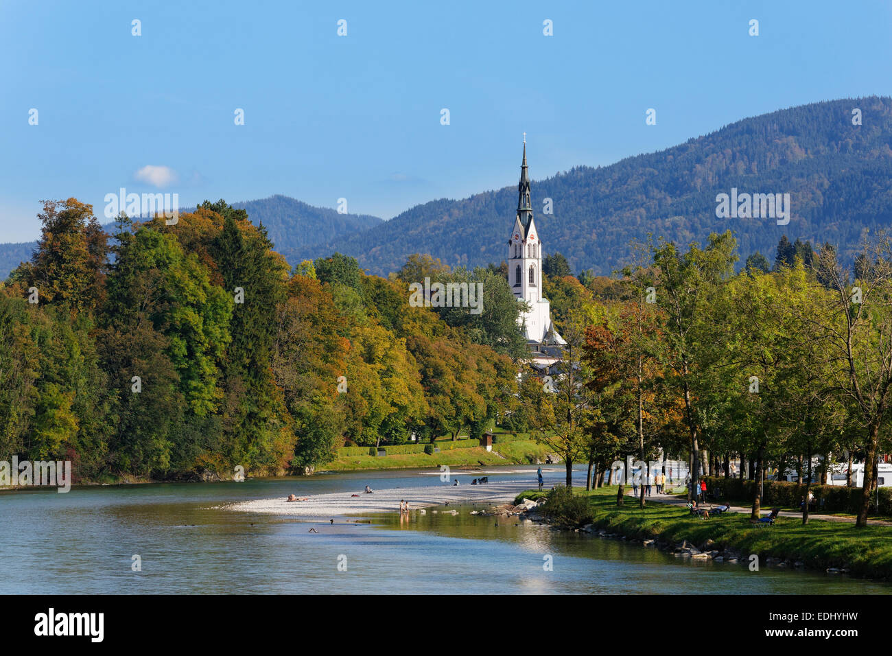 La rivière Isar et Eglise de l'Assomption, Bad Tölz, Isarwinkel, Haute-Bavière, Bavière, Allemagne Banque D'Images