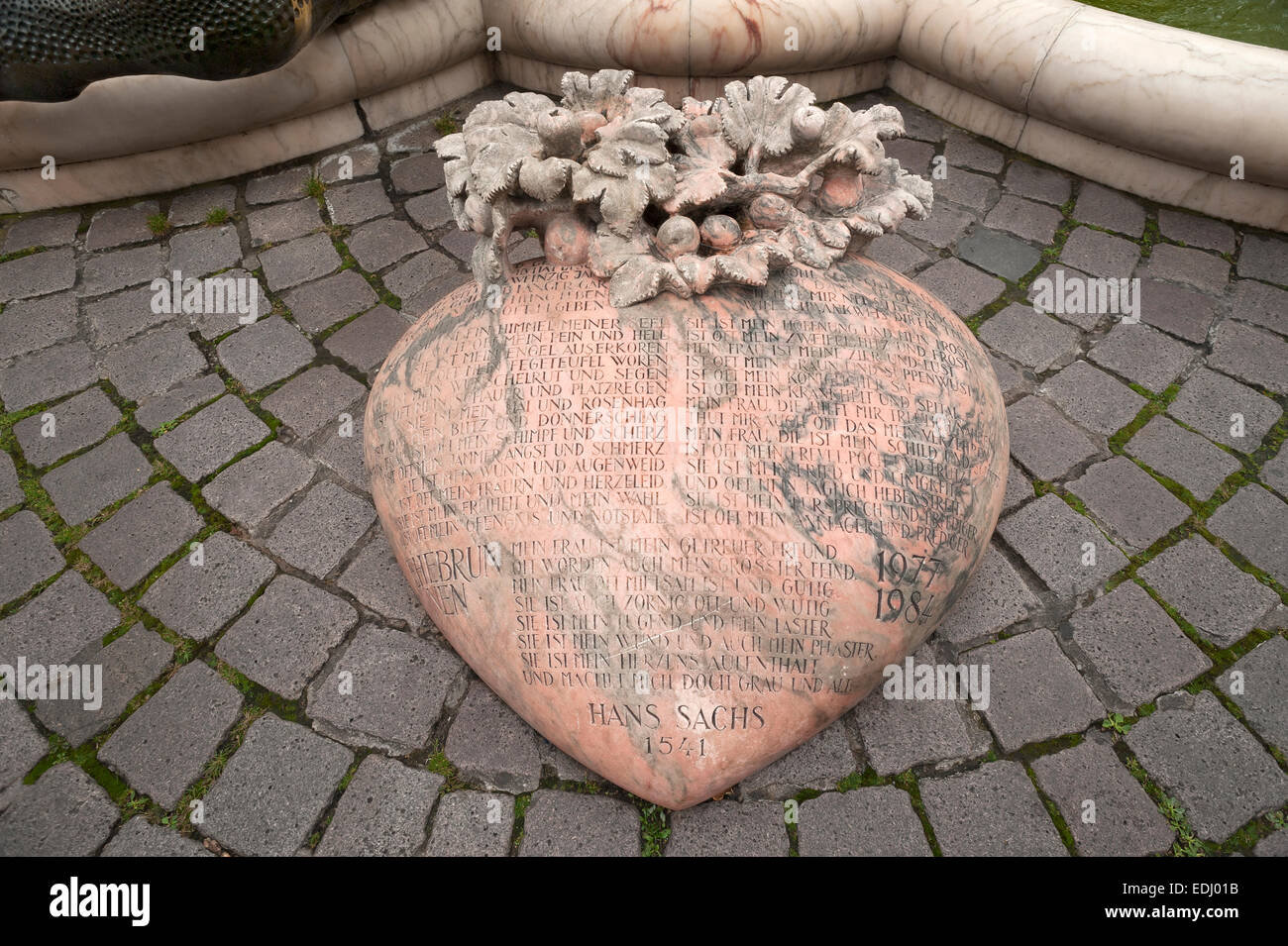 Coeur avec un poème de Hans Sachs, 1541, en face de l'Ehekarussel Steinwendener ou Brunnen fontaine par Jürgen Weber, 1984 Banque D'Images