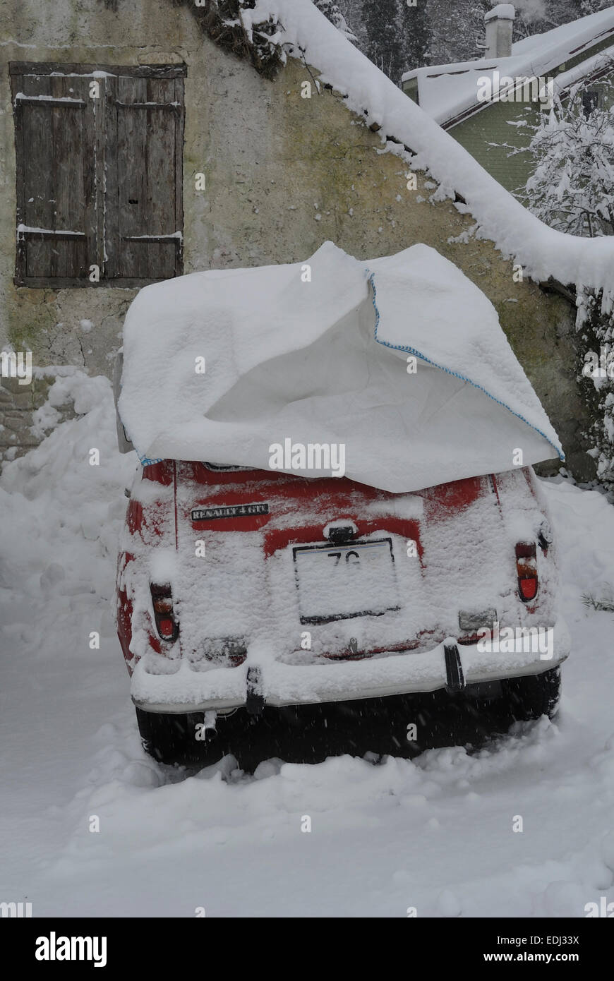 Vieille voiture dans la neige Banque D'Images