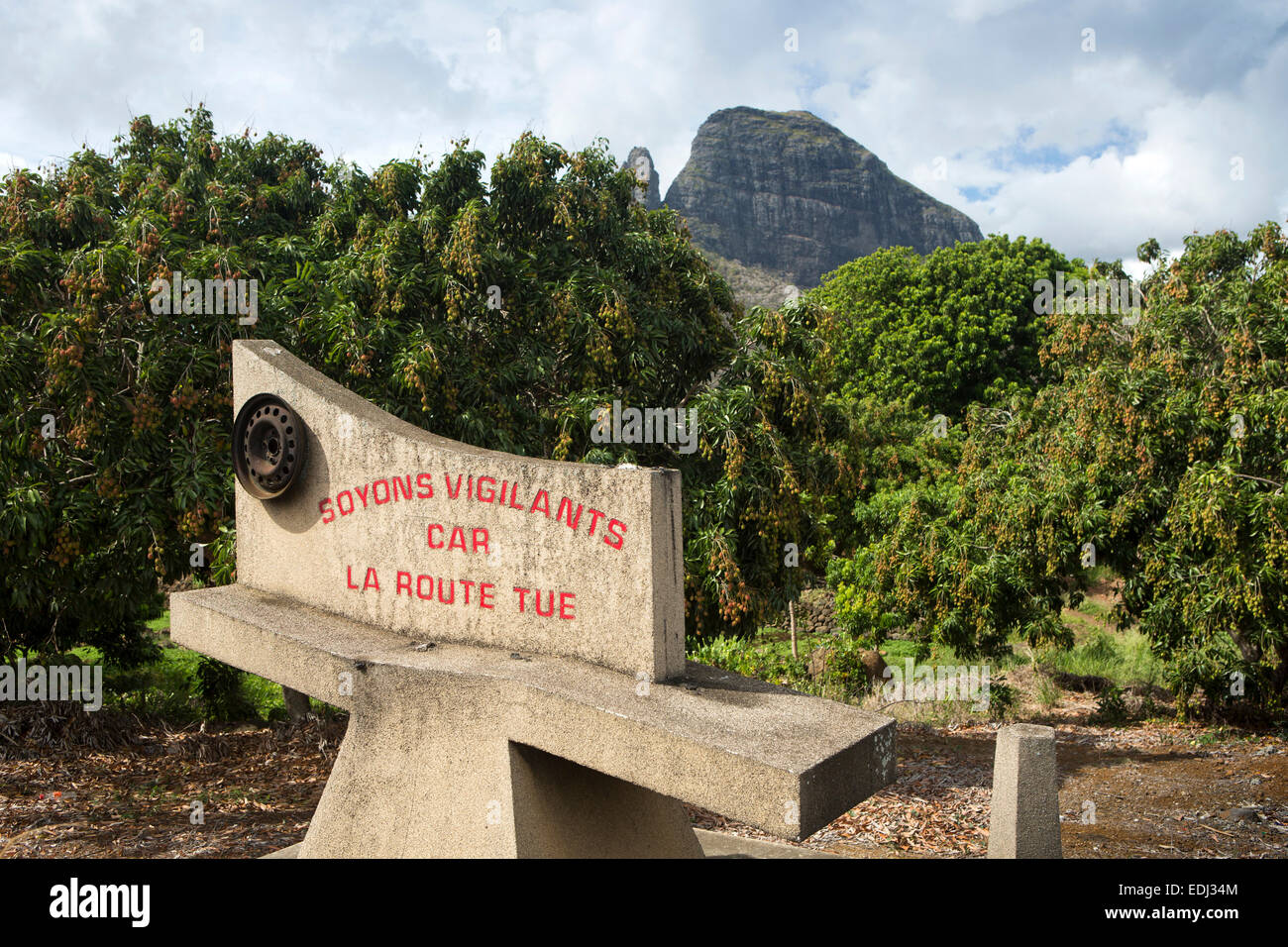 L'Ile Maurice, Quatre Bornes, montagne du rempart et les trois mamelles montagnes au-delà de manguiers et sécurité de conduite sign Banque D'Images