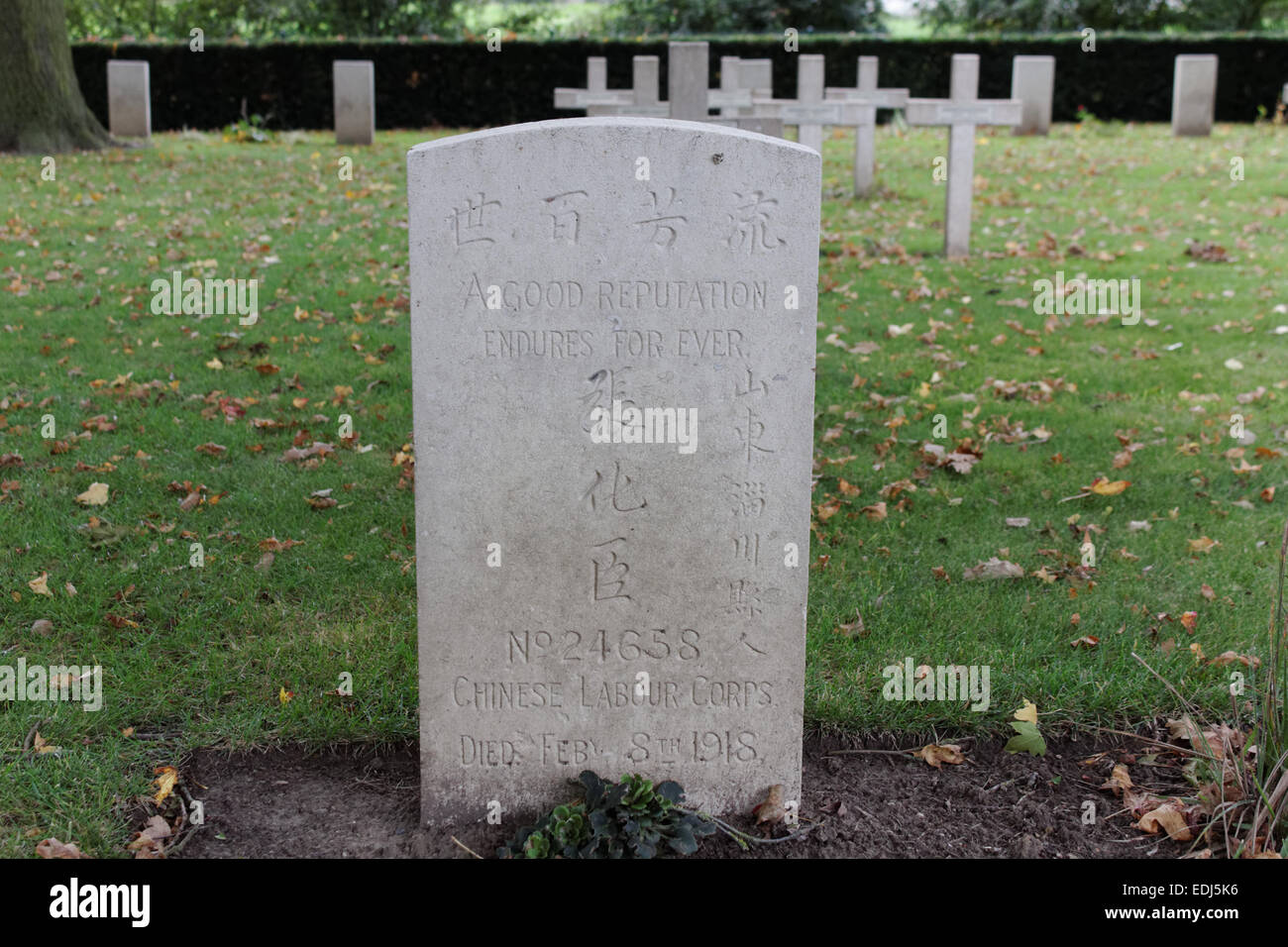 Pierre tombale d'un membre du corps du travail chinois au cimetière de Tyne Cot à Zonnebeke, Belgique. Banque D'Images