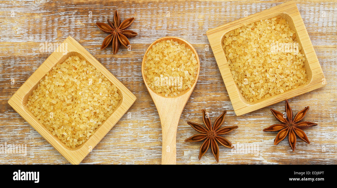 Le sucre brun et la badiane sur la surface en bois rustique Banque D'Images