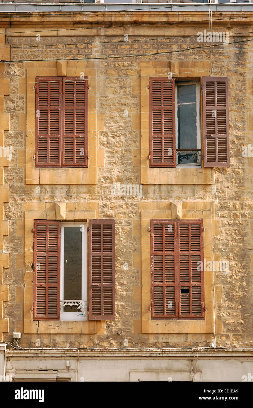 Façade d'un bâtiment avec 4 fenêtres à demi ouvert ou fermé les volets à Sedan, France Banque D'Images