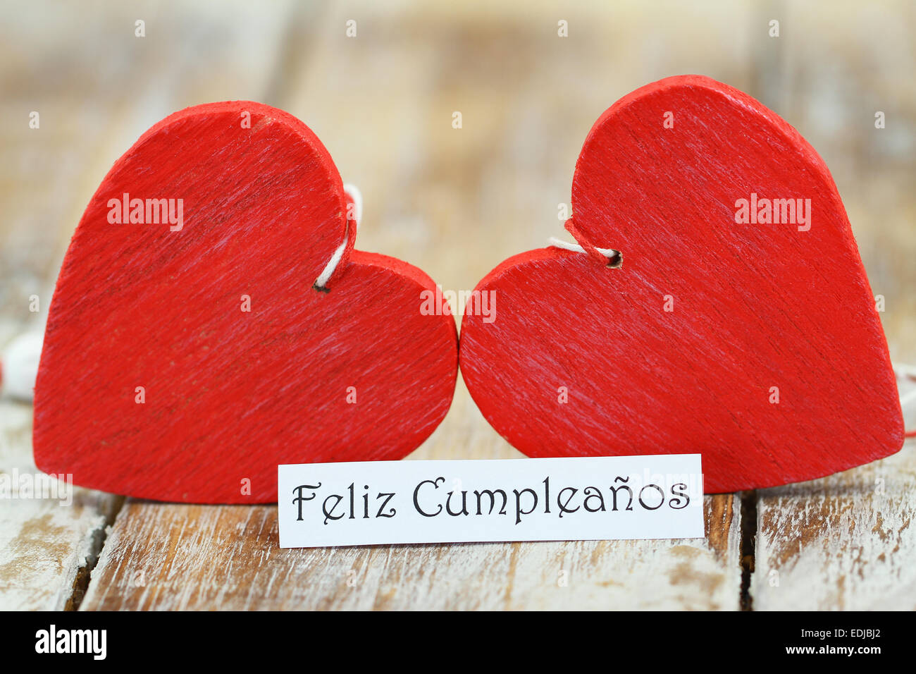 Feliz Cumpleanos Ce Qui Signifie Joyeux Anniversaire En Espagnol Avec Deux Coeurs En Bois Rouge Photo Stock Alamy Feliz Cumpleanos Ce Qui Signifie Joyeux Anniversaire En Espagnol Avec Deux Coeurs En Bois Rouge Photo Stock Alamy