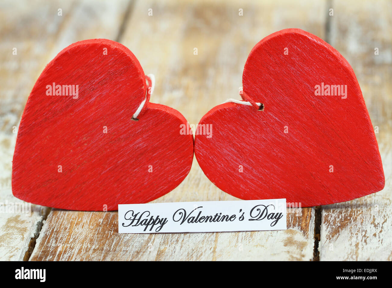 Carte de Saint-Valentin avec deux coeurs en bois rouge Banque D'Images