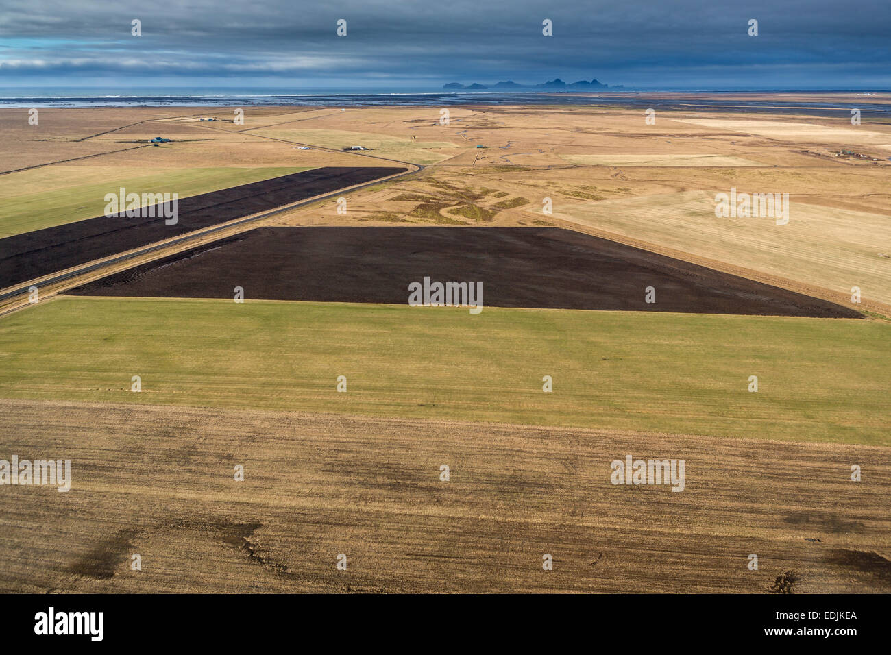 Vue aérienne des terres agricoles sur la côte sud de l'Islande. Banque D'Images