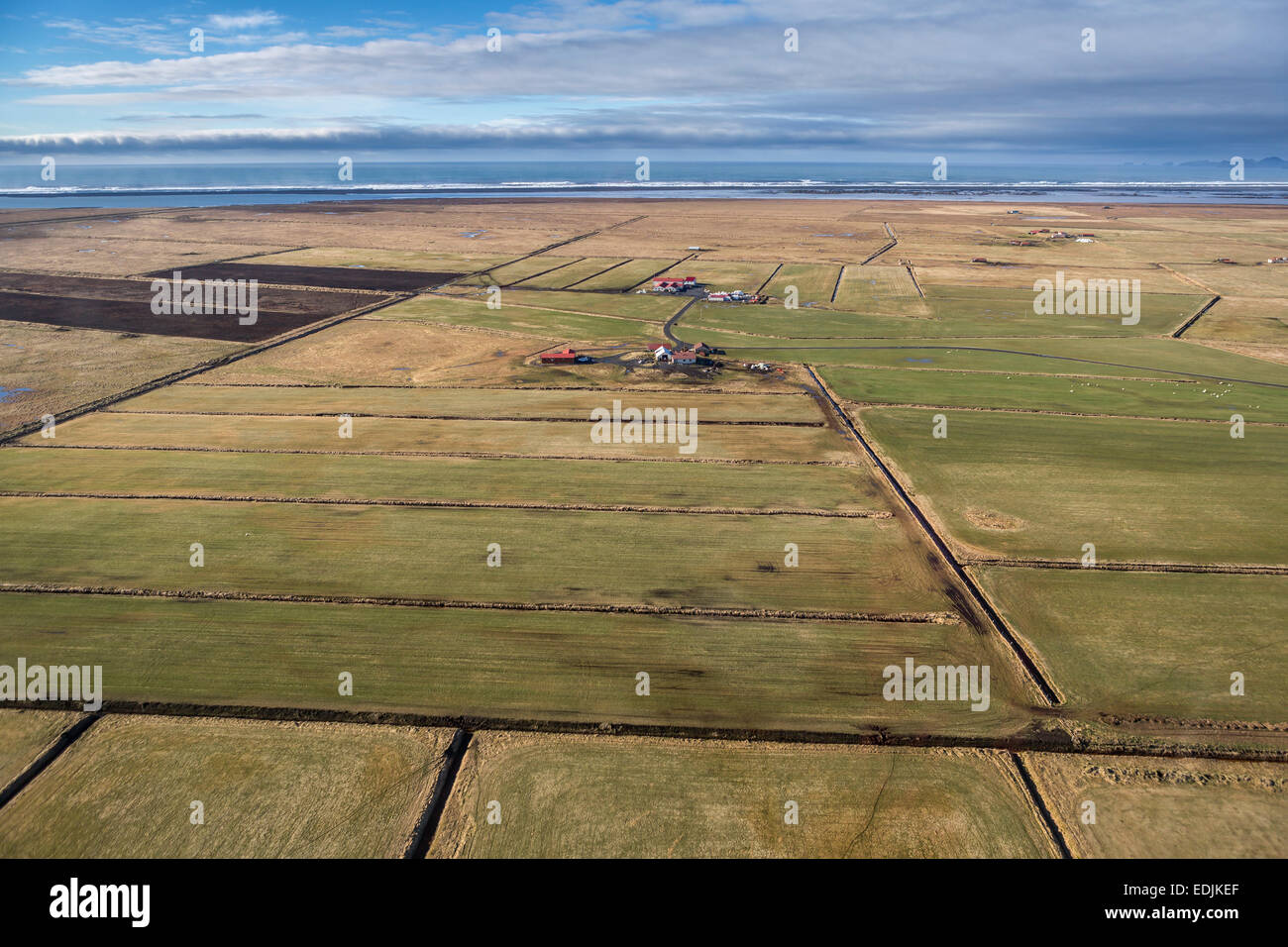 Vue aérienne des terres agricoles sur la côte sud de l'Islande. Banque D'Images
