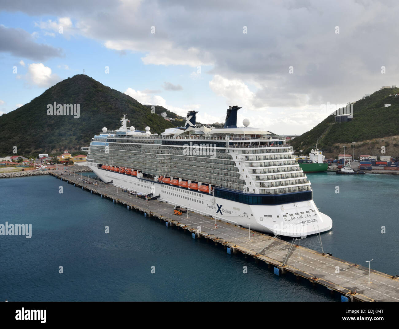 ST MAARTEN - 24 DÉCEMBRE : Celebrity réflexion arrive dans l'île des Caraïbes de de Saint Martin le 24 décembre 2014. Banque D'Images