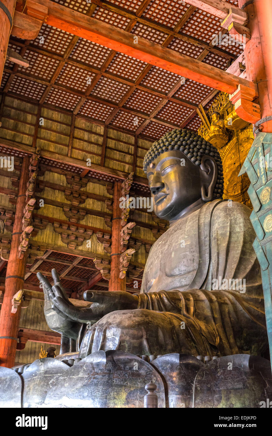 Le Grand Bouddha (Daibutsu-Den) au Temple Todai-ji à Nara, au Japon. Banque D'Images