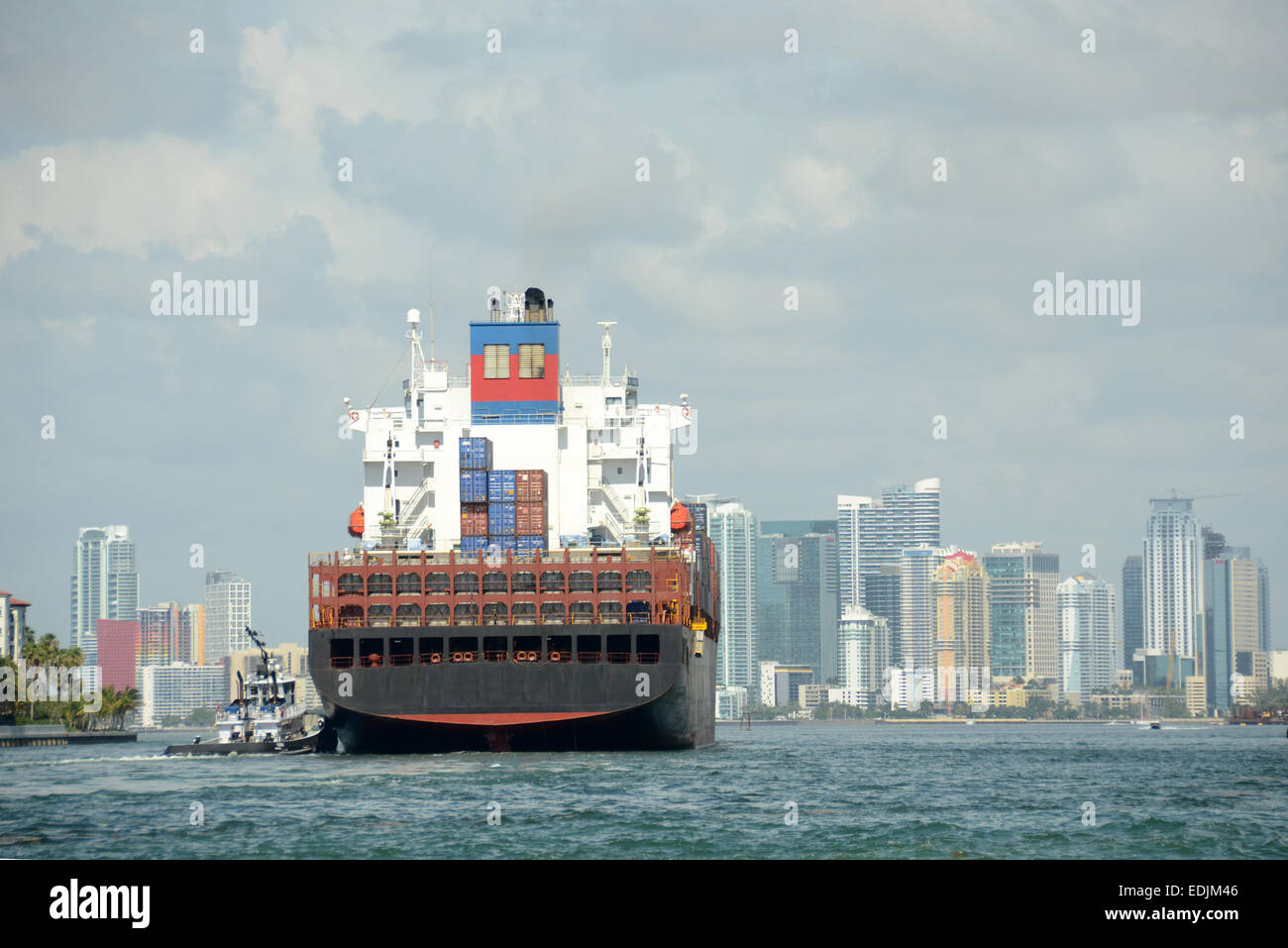Les conteneurs navire entre dans le port de Miami, Floride Banque D'Images